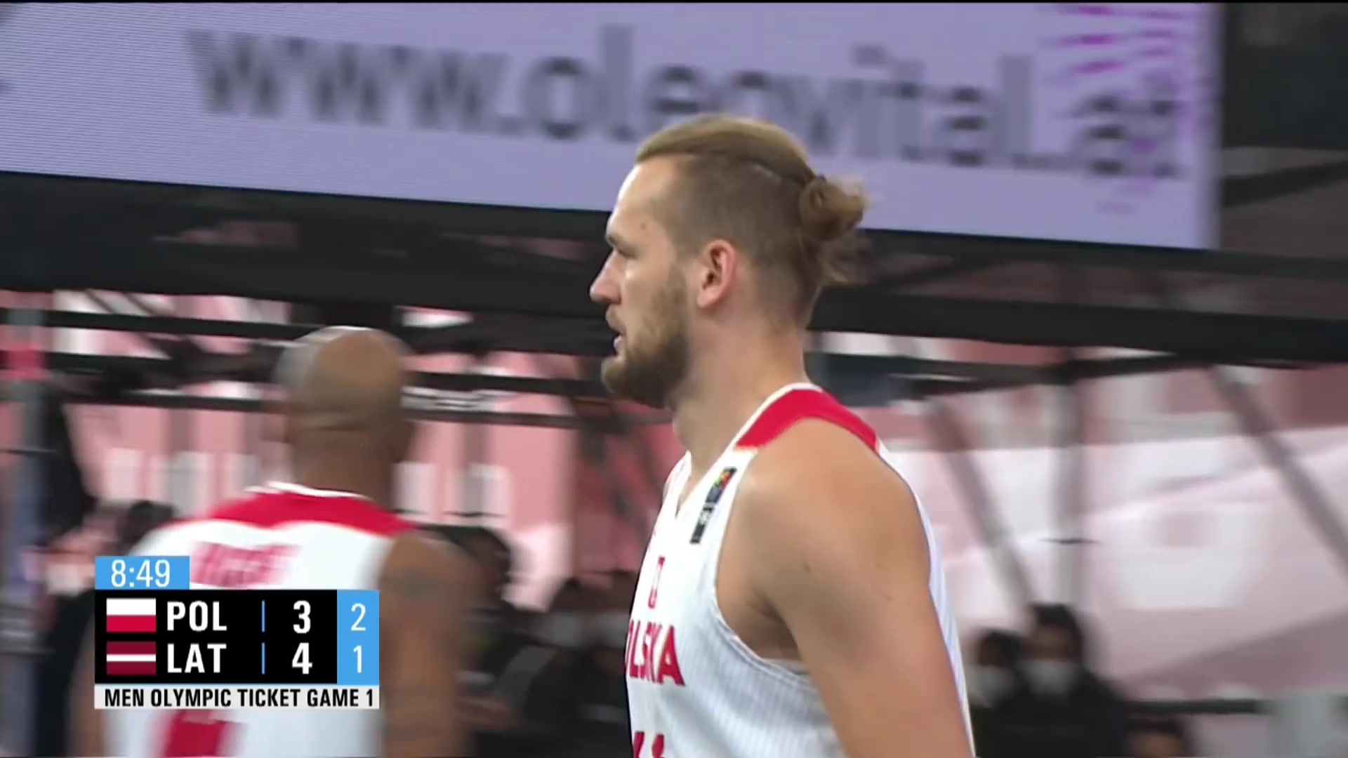 包含波兰队在客场击败拉脱维亚队，领跑B组的词条