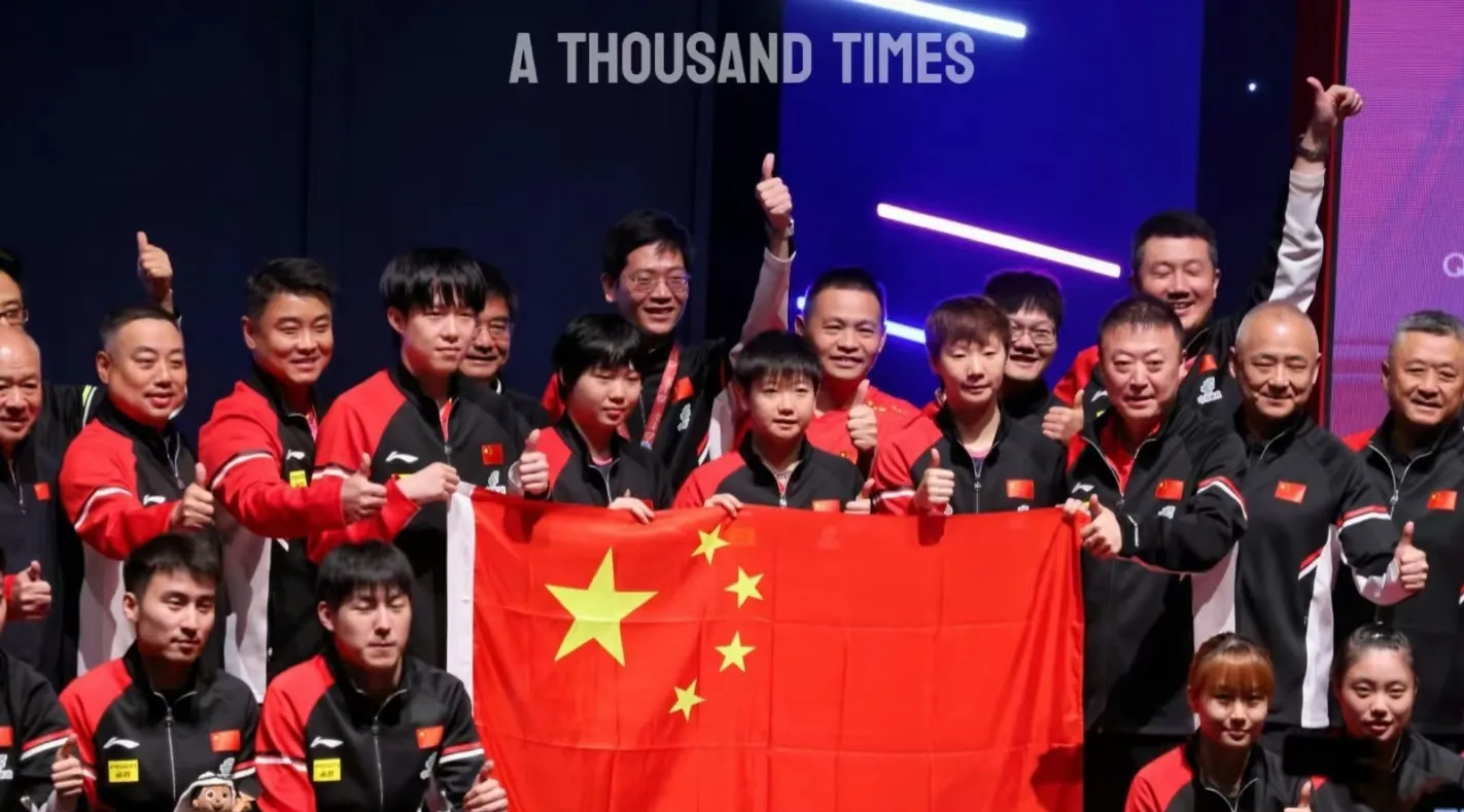 球员在场上全力拼搏争取胜利