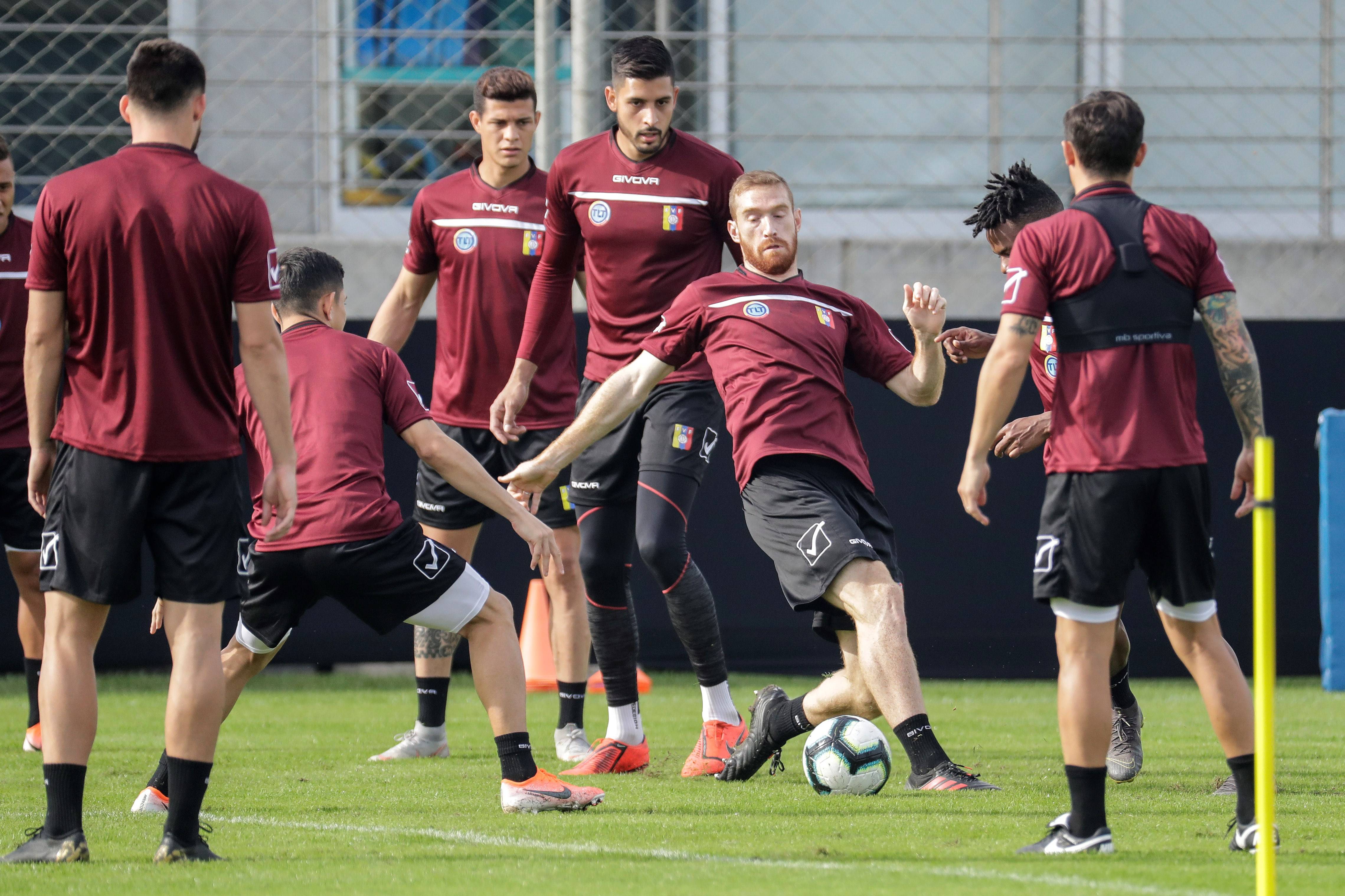 意大利足球赛事掀起狂潮，场面动人