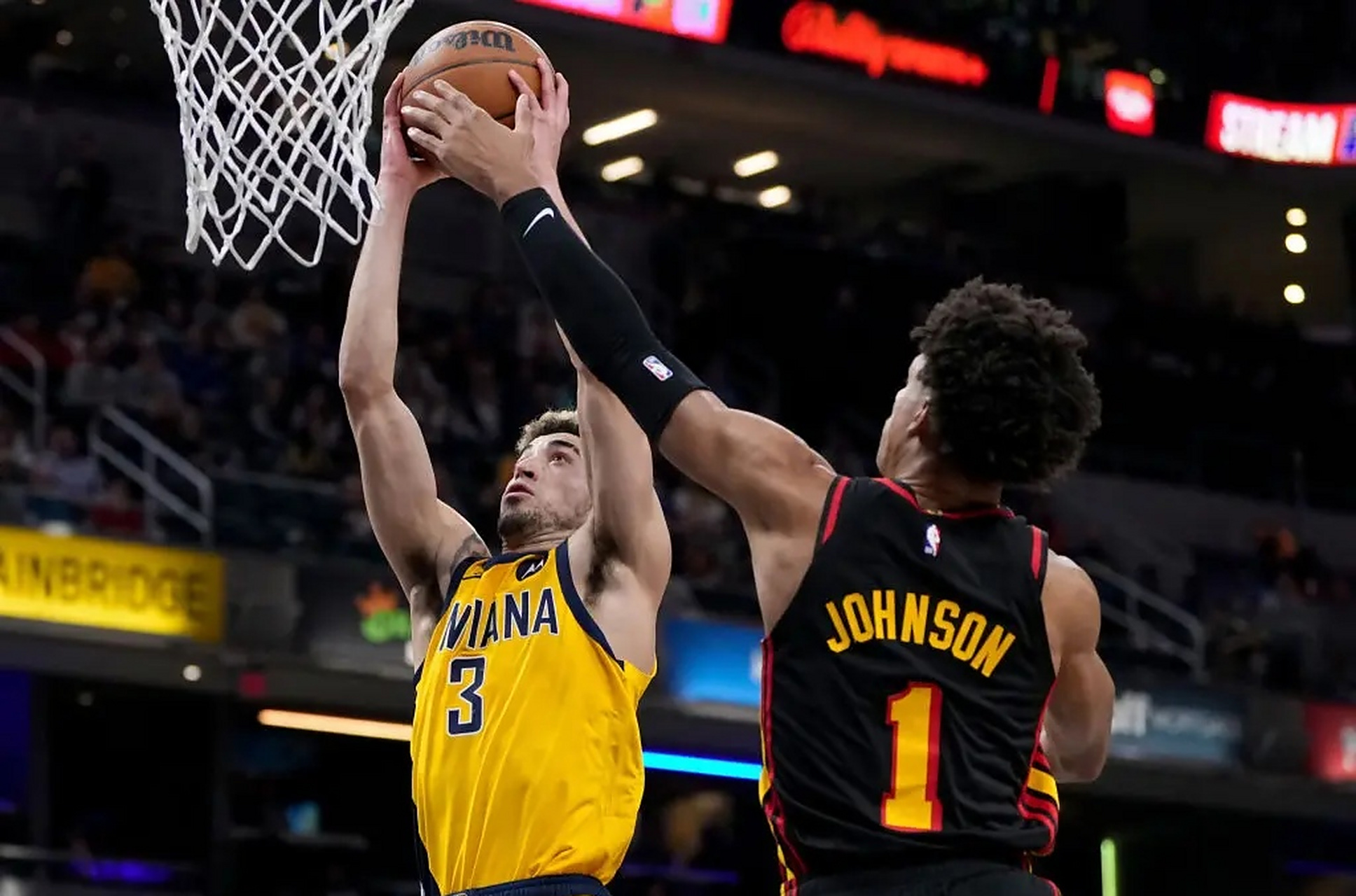 步行者客场击败老鹰上演逆转