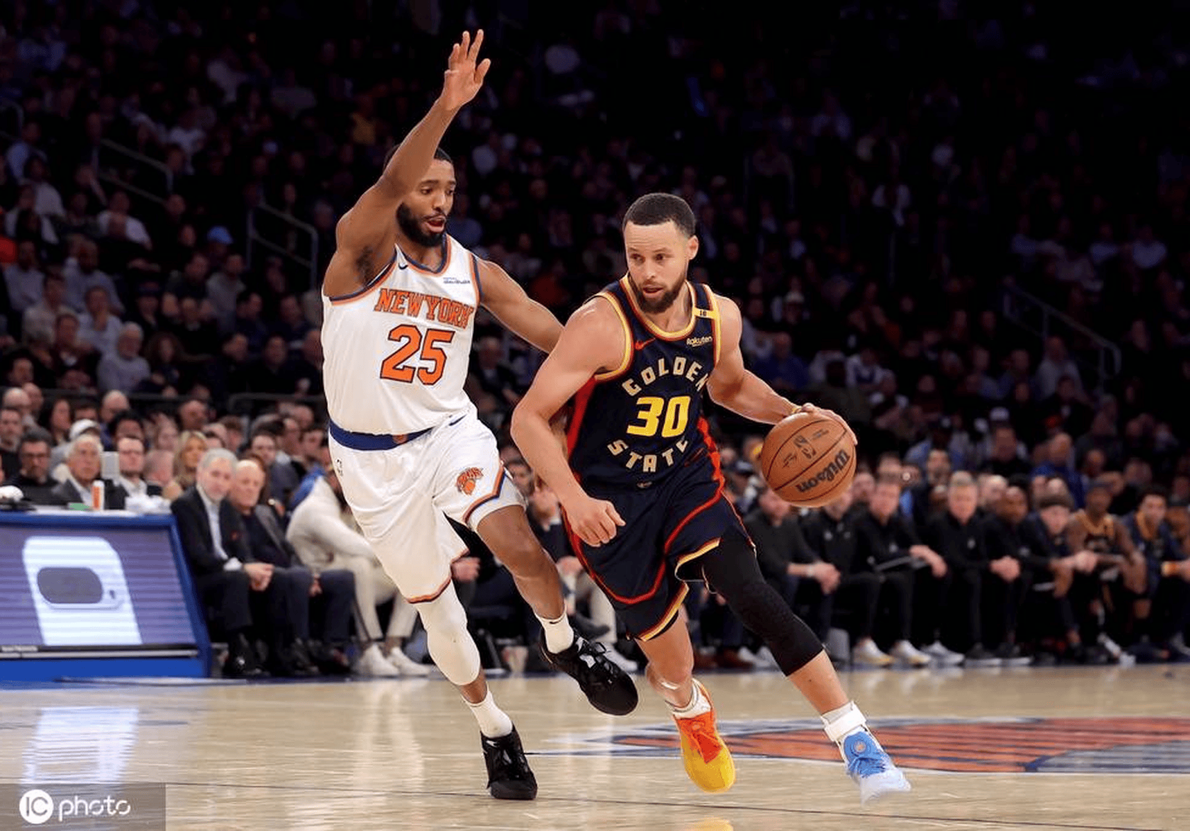 勇士逆转战胜尼克斯，保持不败